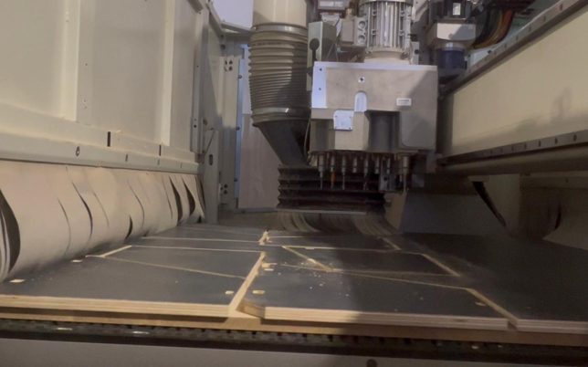 CNC cortando paneles de madera para mobiliario de furgonetas camper en taller de producción